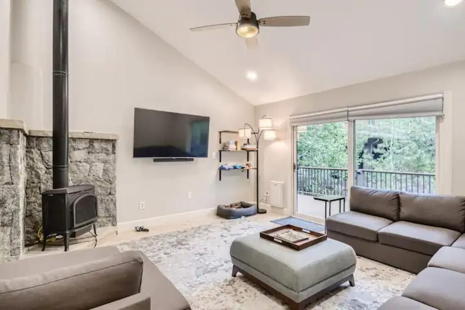 The fireplace can be easily controlled by a thermostat