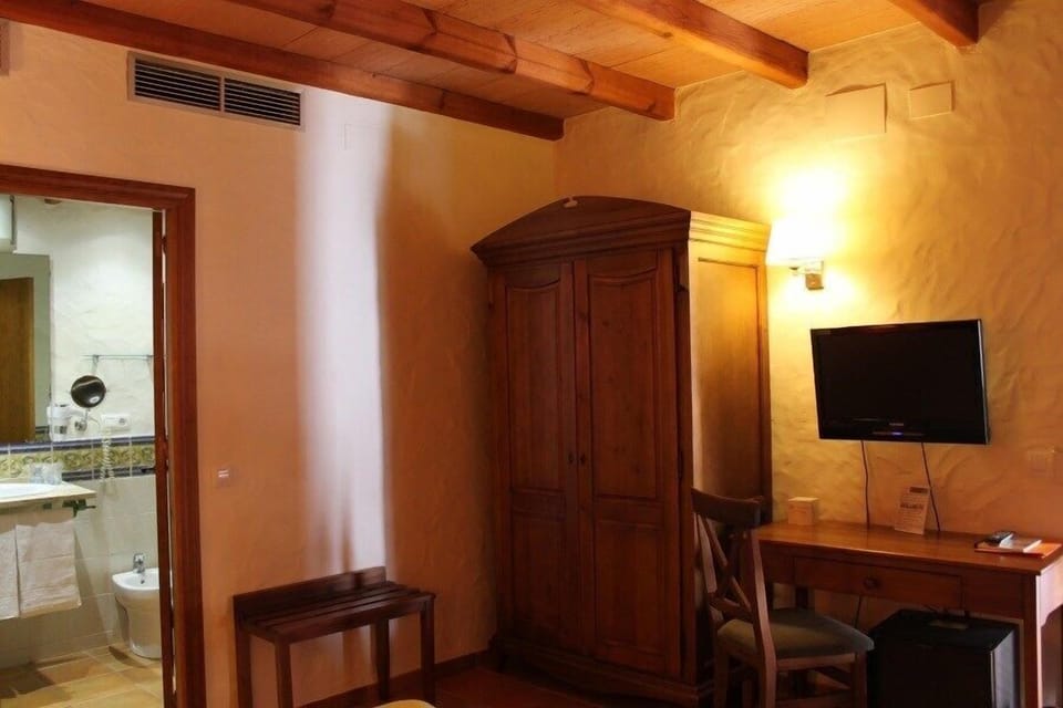 Minibar, in-room safe, desk, free WiFi