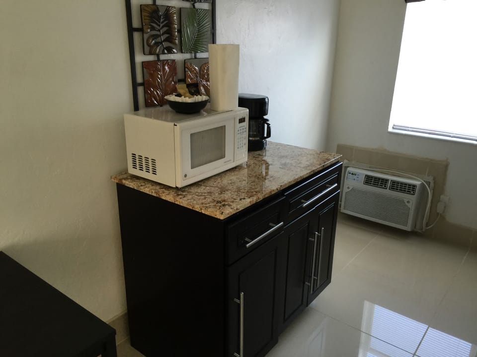 Coffee/tea maker, full-size fridge, microwave, toaster