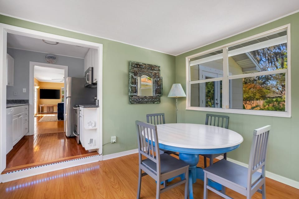 Dining area that comfortably sits 4 people