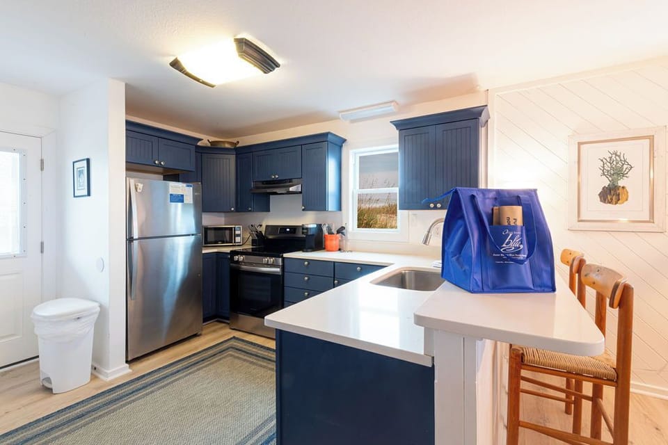 Mid-Level Kitchen with Bar (seats 2)