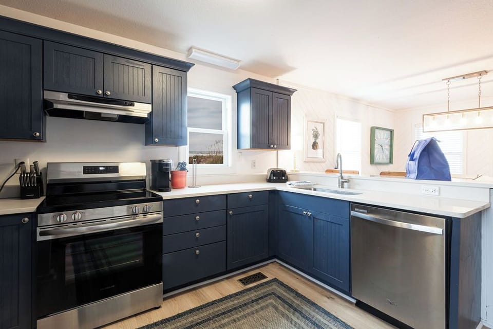 Mid-Level Kitchen with Bar (seats 2)