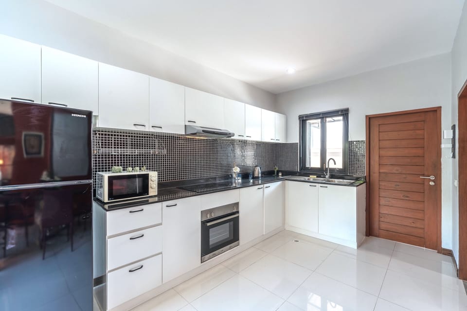 Design Villa | Private kitchen | Fridge, microwave, oven, stovetop