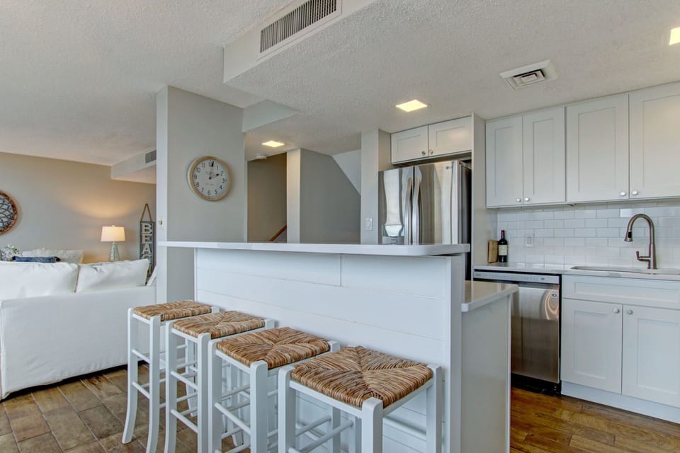 Counter space to kitchen