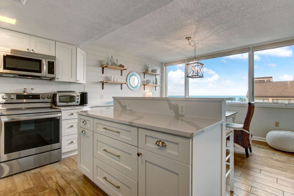 Kitchen Island with counter space to sit