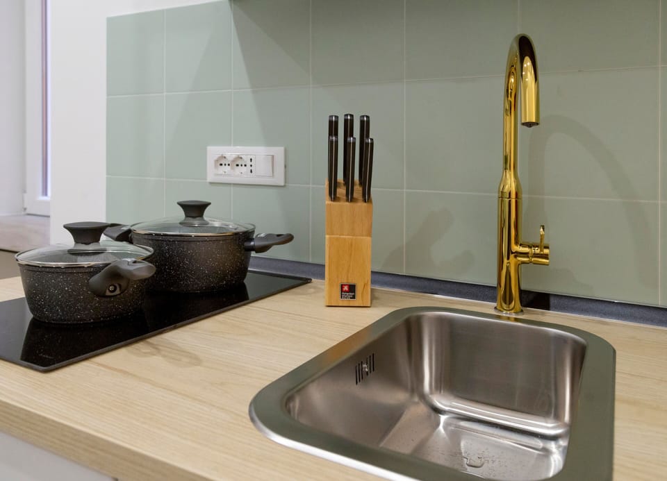 City Room | Private kitchen | Fridge, coffee/tea maker, cookware/dishes/utensils