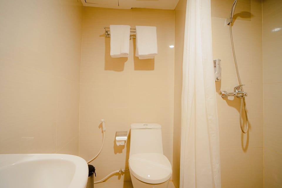 Deluxe Double Room | Bathroom | Free toiletries, slippers