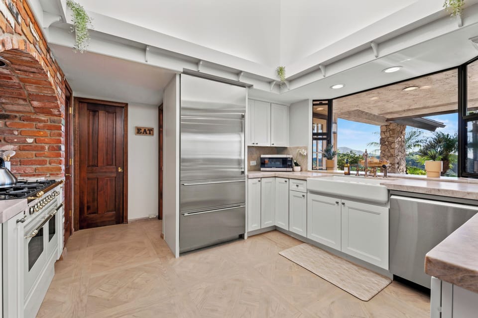 Our huge chef’s kitchen is perfect for hosting a sophisticated dinner party