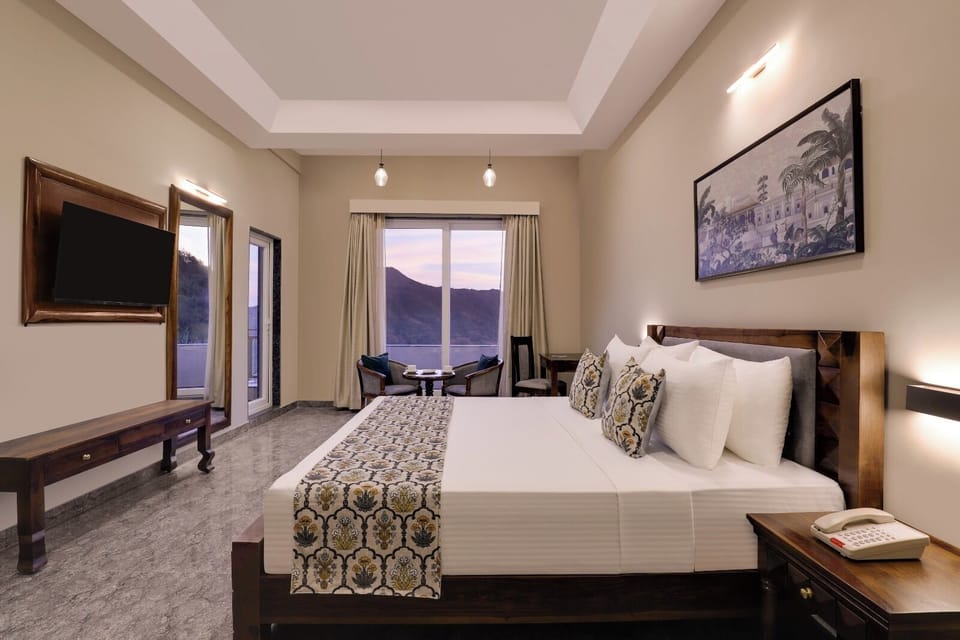 Deluxe Room | Desk, iron/ironing board (on request), WiFi (free), bed sheets