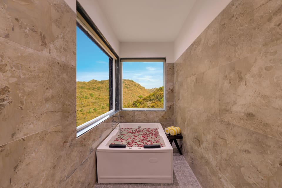 Studio Suite with Jacuzzi | Bathroom | Free toiletries, hair dryer, towels