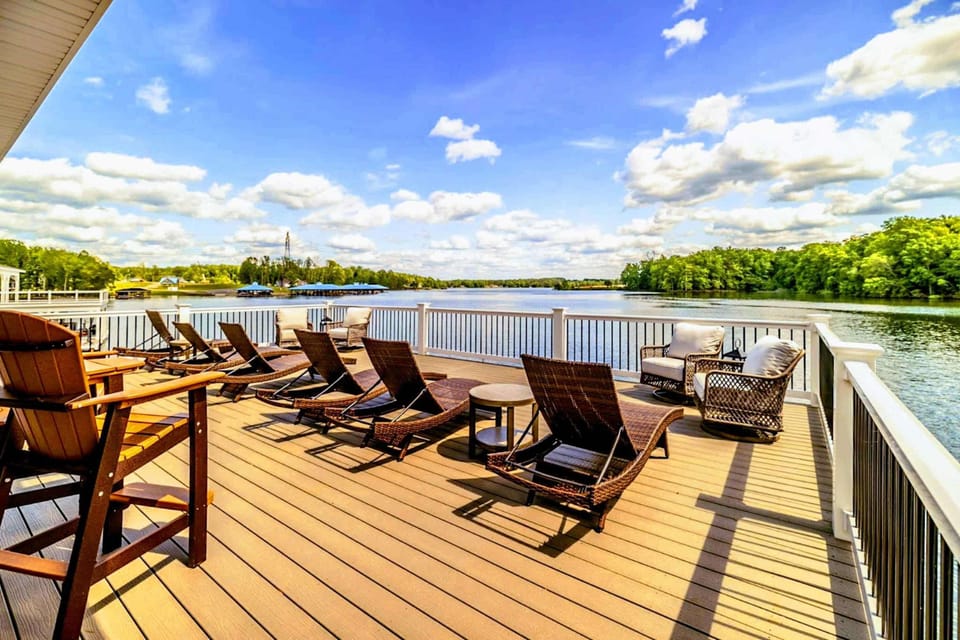Relax in comfort on the spacious upper deck with a panoramic view of the serene lake, perfect for sunbathing or sipping your morning coffee!