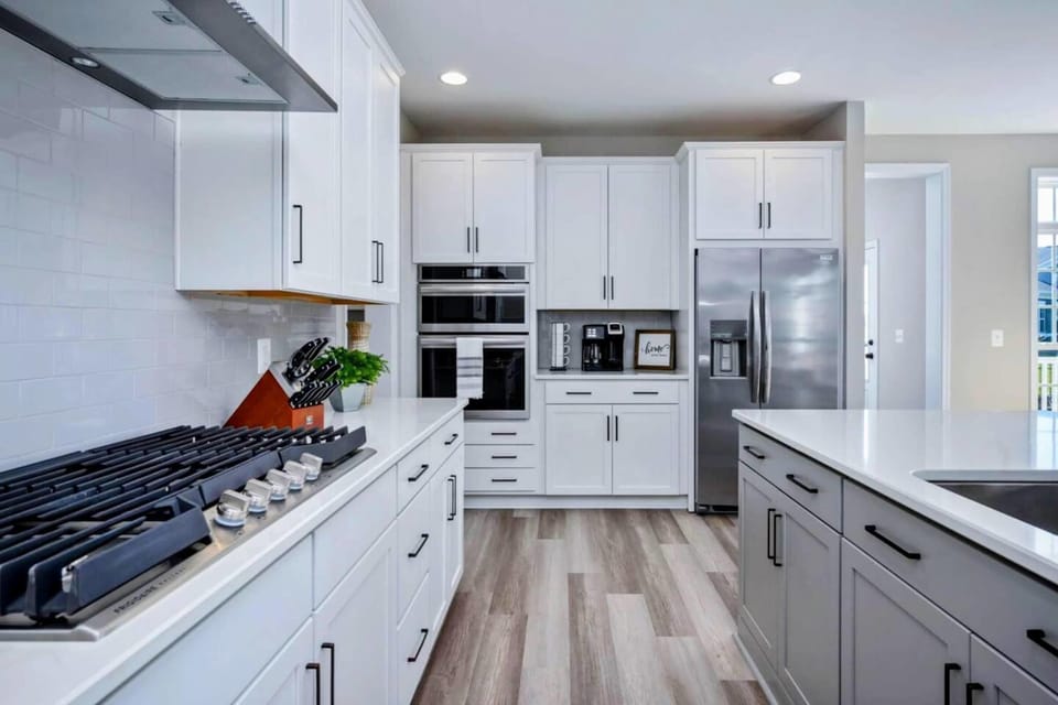 Cooking Station - Six-burner gas cooktop, double oven, microwave, and full-size fridge: a setup serious cooks recognize.