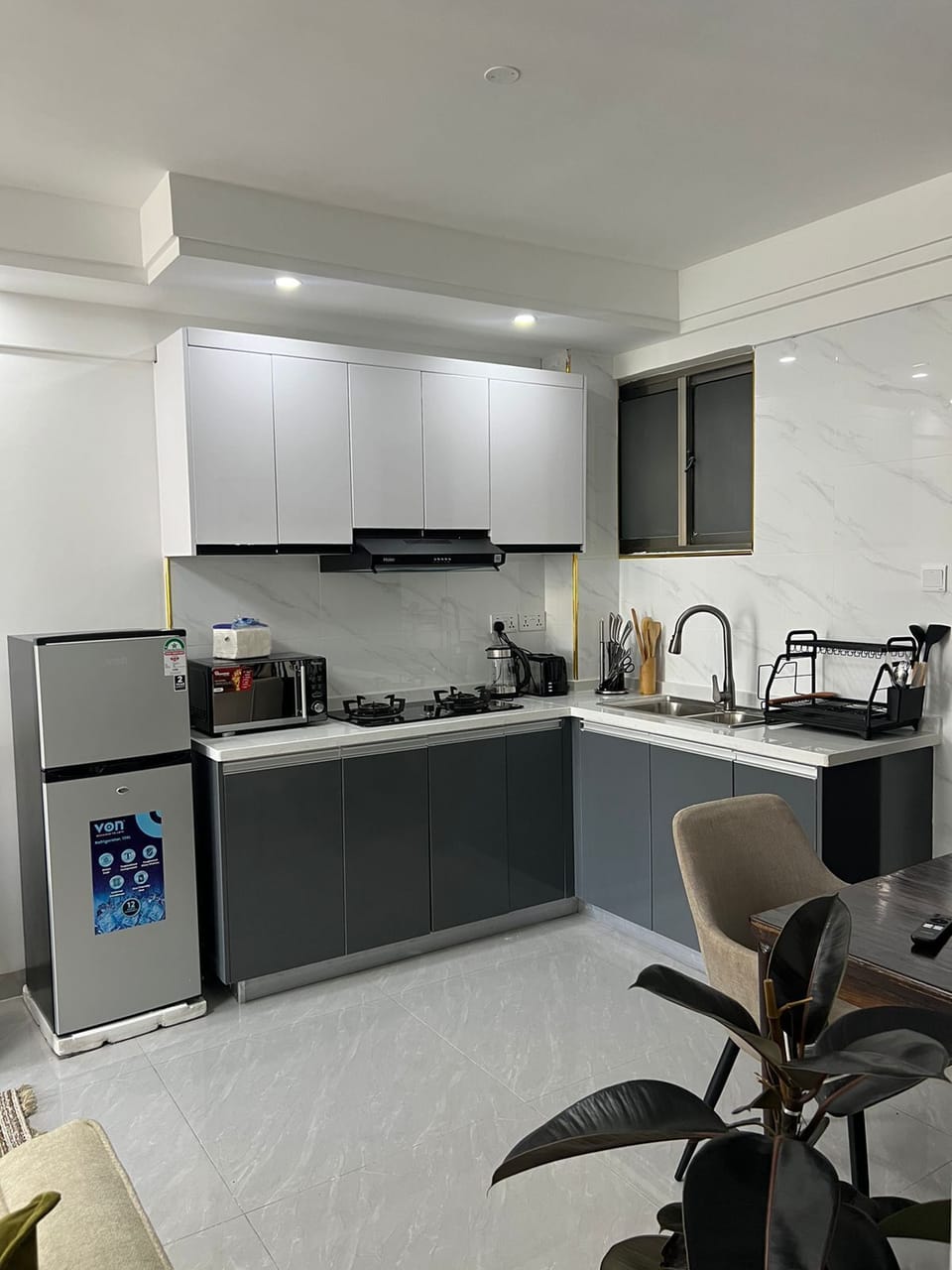 Business Apartment | Private kitchen | Fridge, microwave, cookware/dishes/utensils