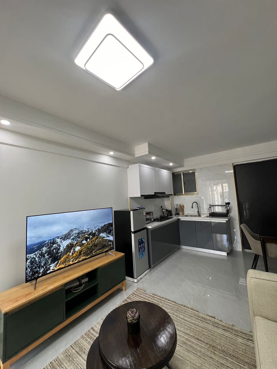 Business Apartment | Private kitchen | Fridge, microwave, cookware/dishes/utensils