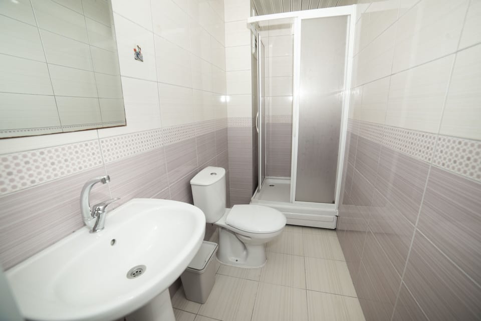 Standard Twin Room, City View | Bathroom | Shower, hair dryer, slippers, towels
