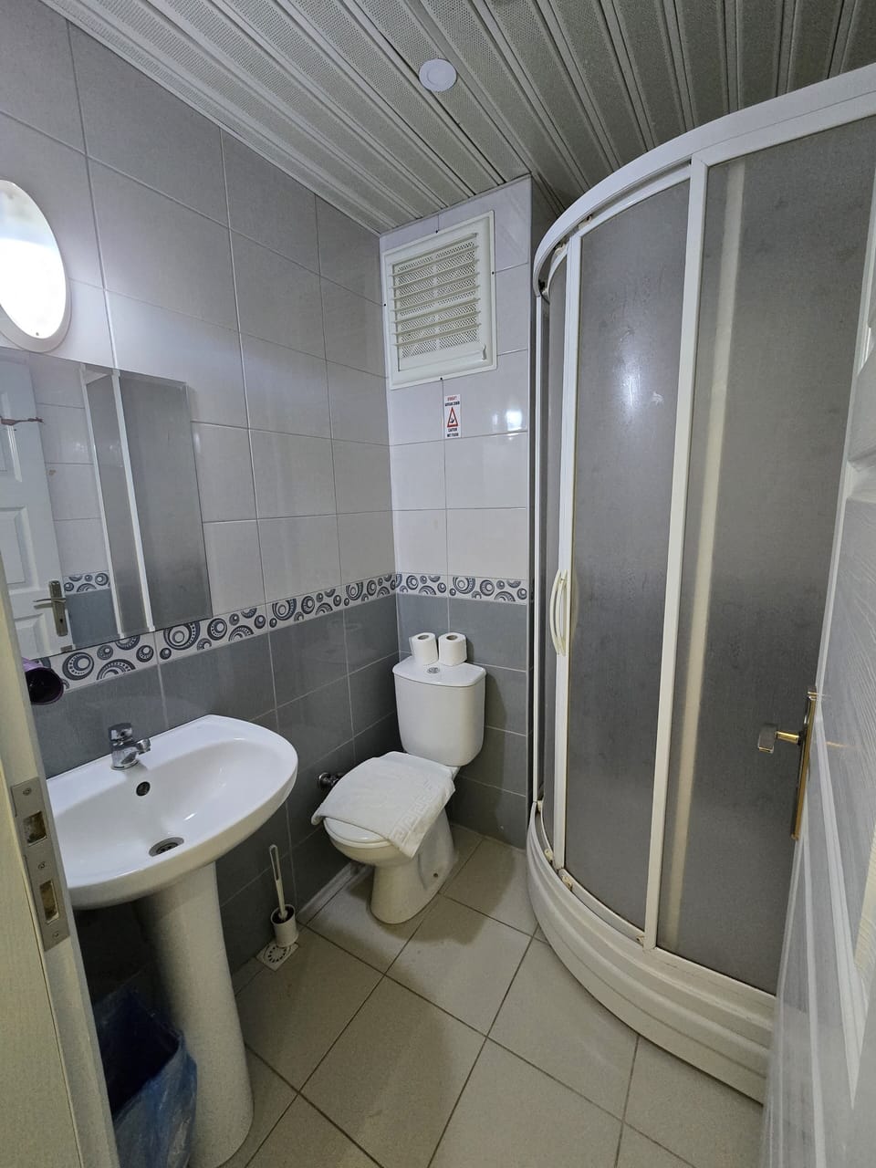 Standard Quadruple Room | Bathroom | Shower, hair dryer, slippers, towels