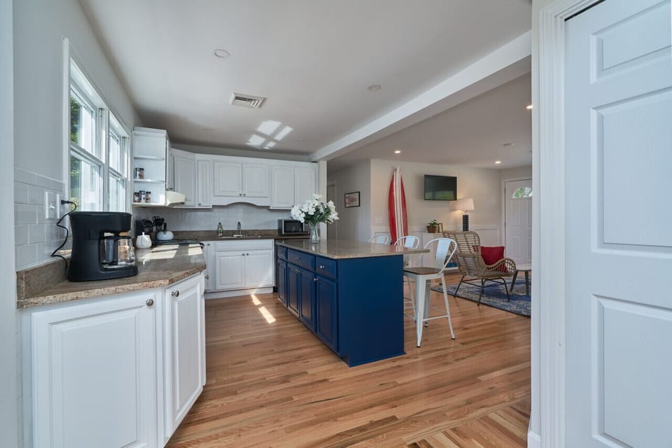 Small space, big convenience! Our modern kitchenette is fully equipped with a microwave, mini-fridge, and all the essential cookware for a quick and easy meal.