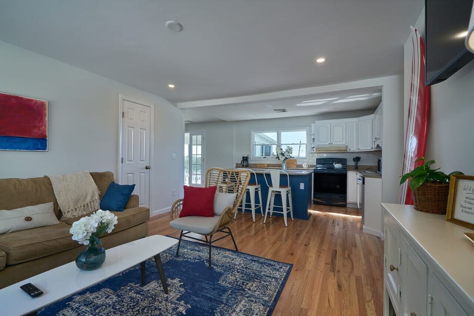 Slow down and stay awhile. Our intentionally designed lounge is the ideal retreat for morning coffee or an evening glass of wine.