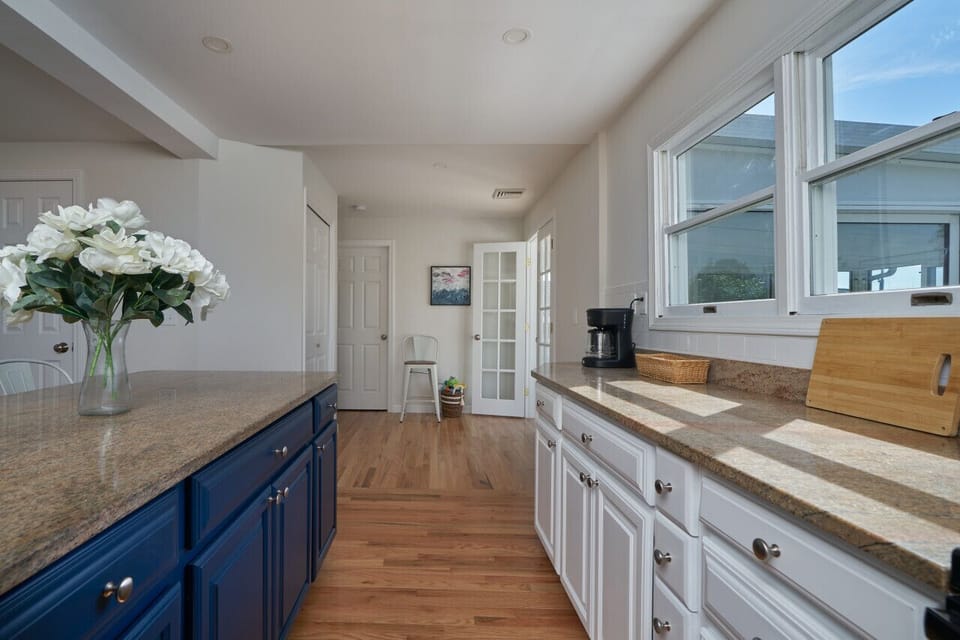 Small space, big convenience! Our modern kitchenette is fully equipped with a microwave, mini-fridge, and all the essential cookware for a quick and easy meal.
