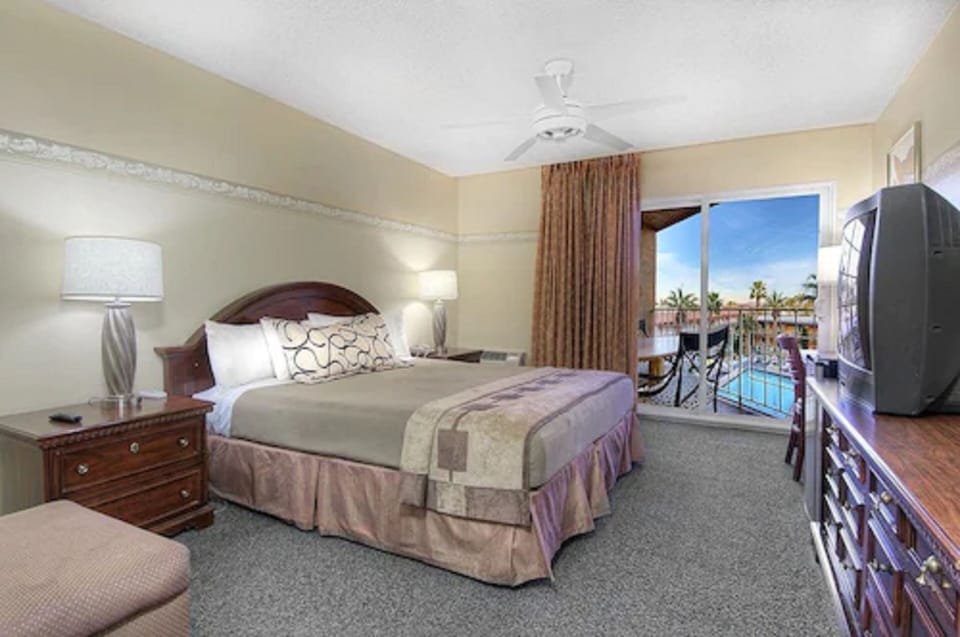 Room, 1 Queen Bed, Non Smoking | In-room safe, desk, iron/ironing board, WiFi (free)