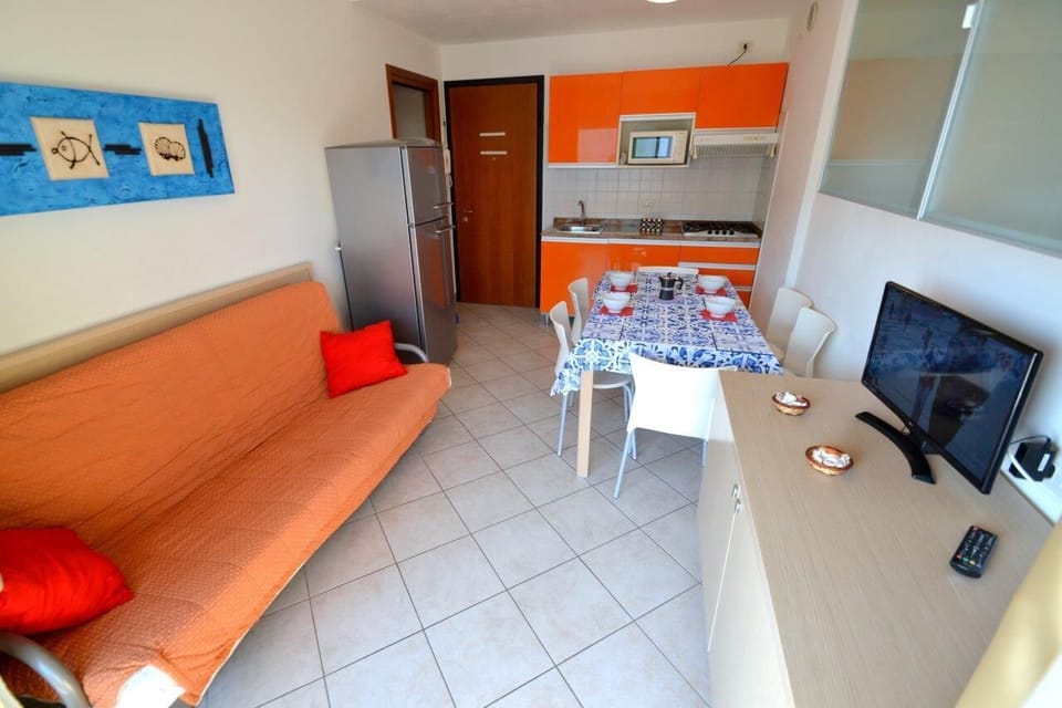 Apartment, 1 Bedroom, Balcony, City View | Dining