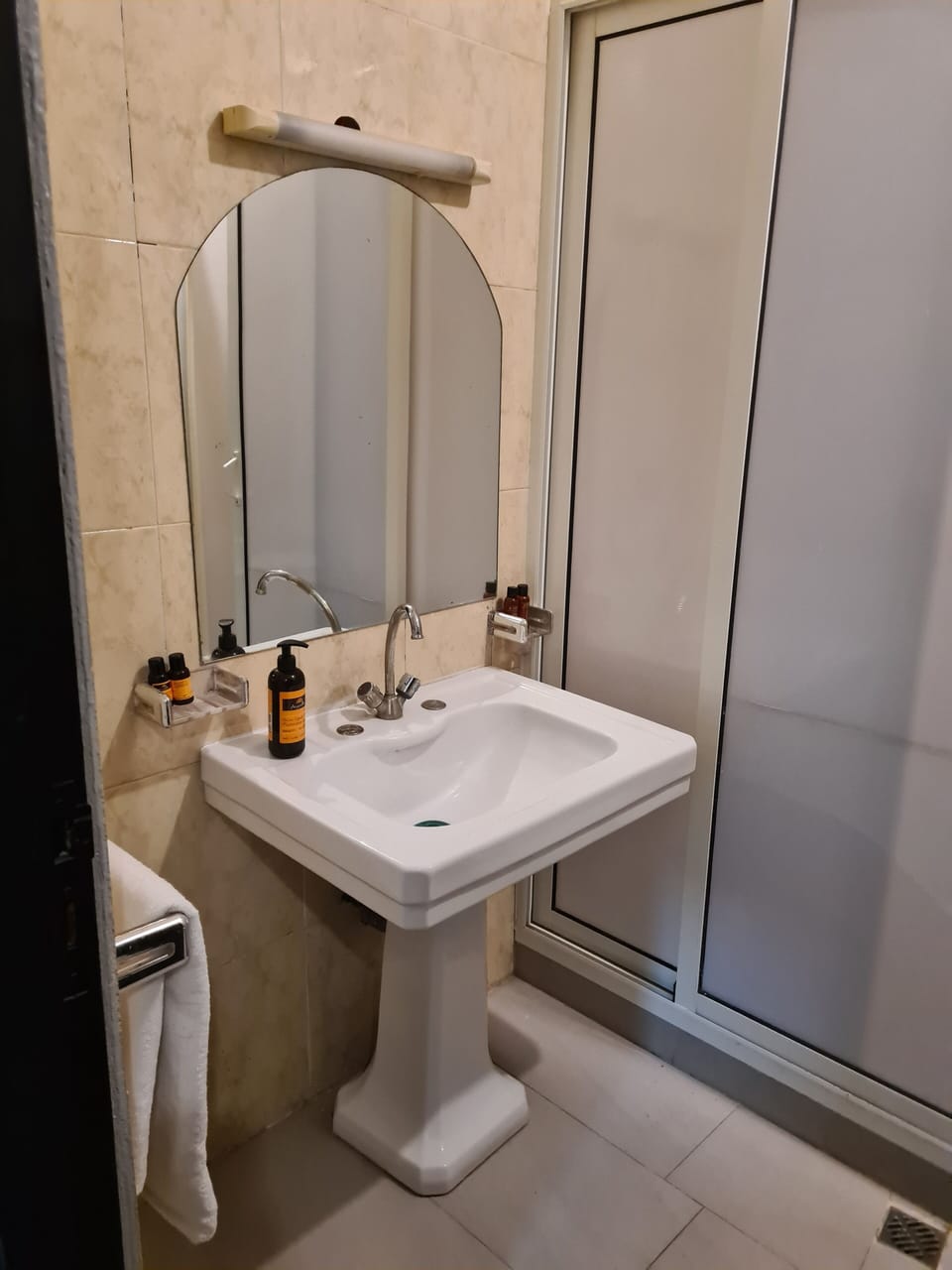 Shower, free toiletries, towels