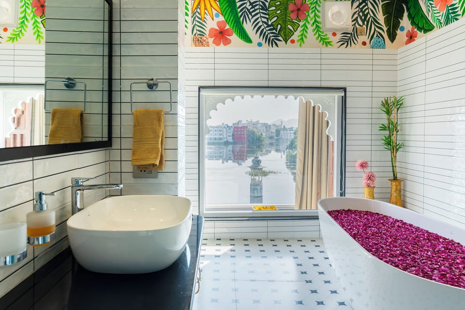 Panoramic Studio Suite, 1 King Bed, Smoking, Lake View | Bathroom