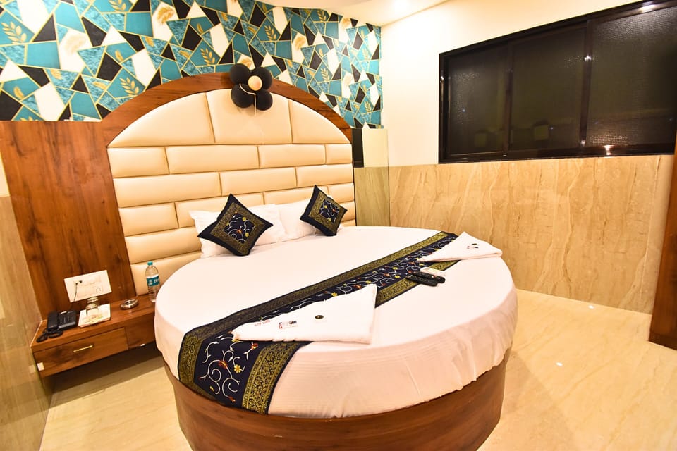 Deluxe Suite | Laptop workspace, bed sheets