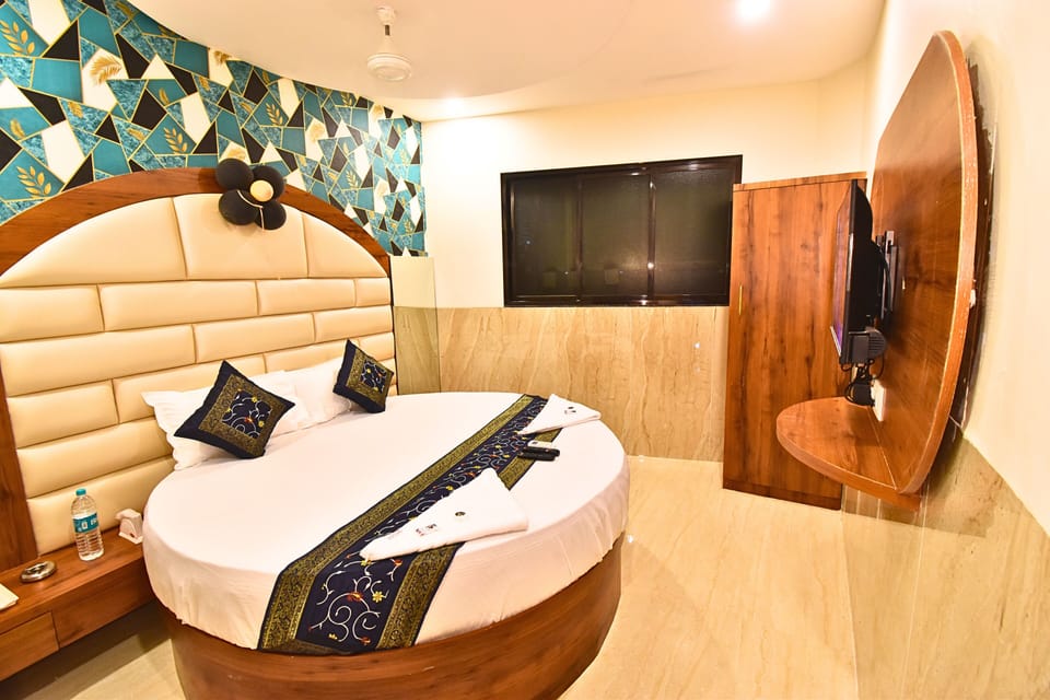 Deluxe Suite | Laptop workspace, bed sheets