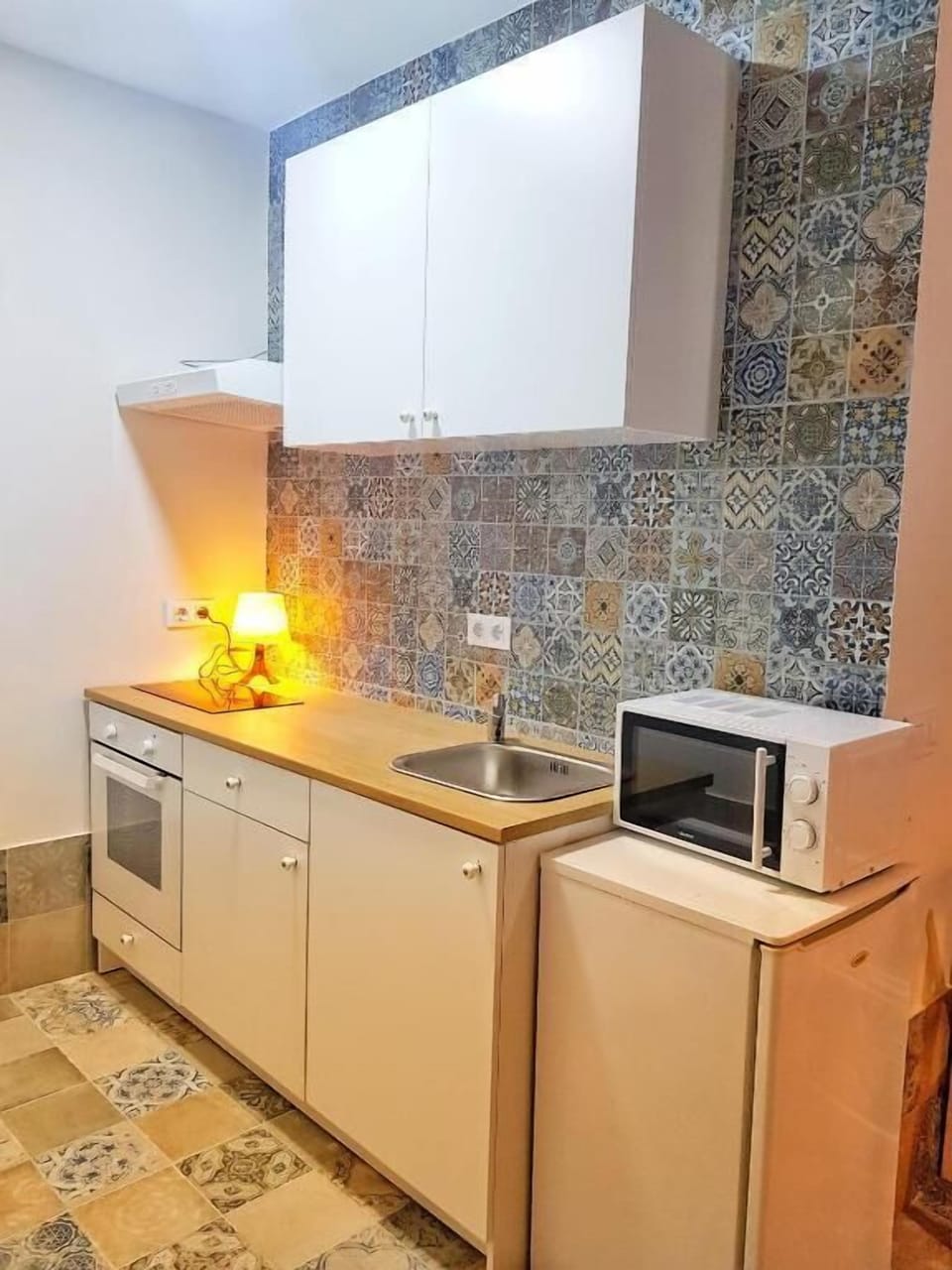Apartment, Non Smoking | Private kitchen | Mini-fridge, microwave, coffee/tea maker, electric kettle