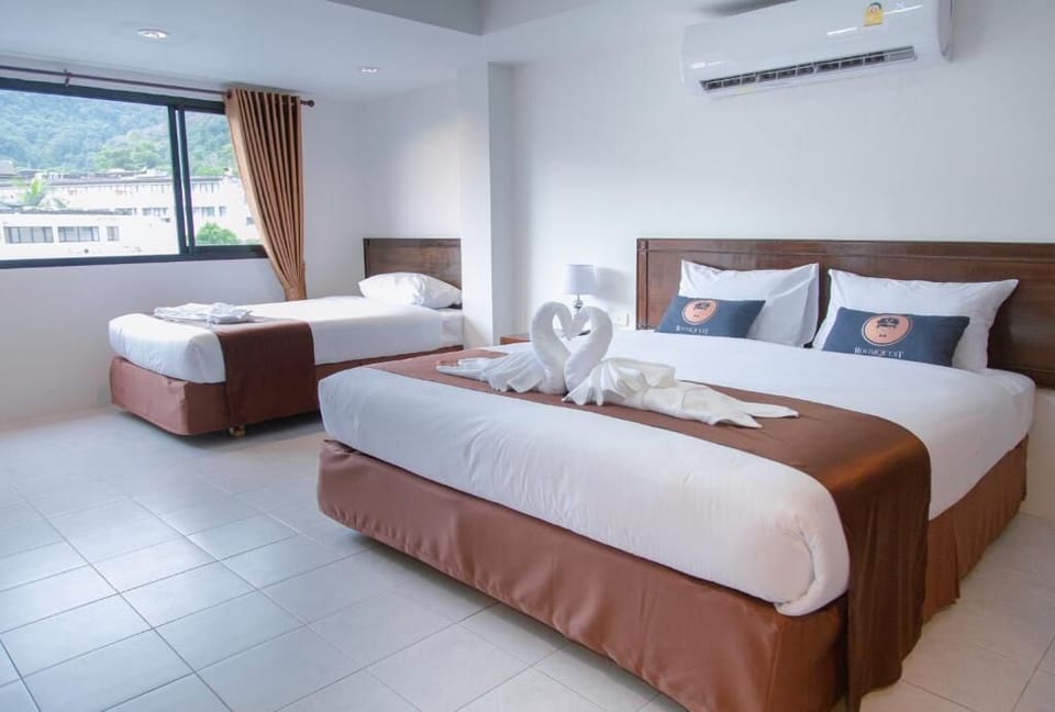 Family Room | Desk, laptop workspace, free WiFi, bed sheets