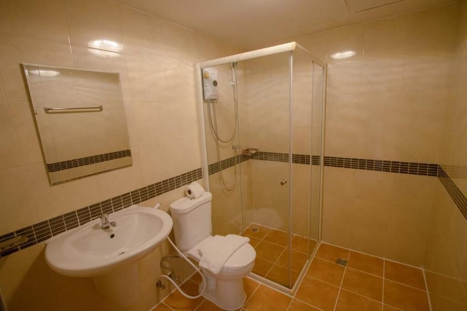 Family Room | Bathroom | Shower, rainfall showerhead, free toiletries, hair dryer