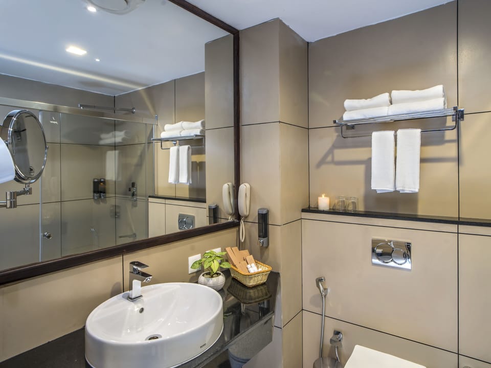 Shower, rainfall showerhead, free toiletries, hair dryer