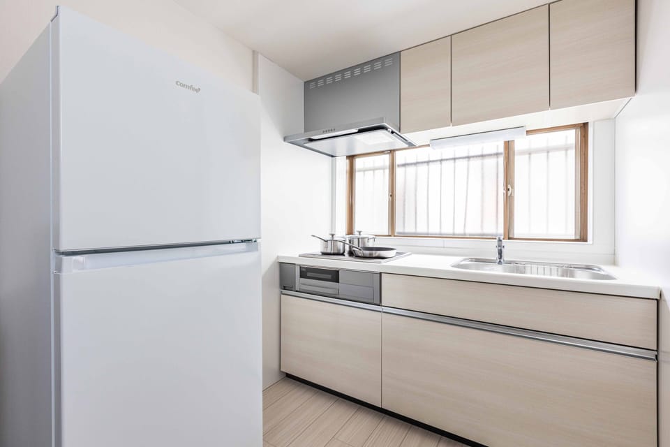 Deluxe House | Private kitchen | Full-size fridge, microwave, stovetop, electric kettle