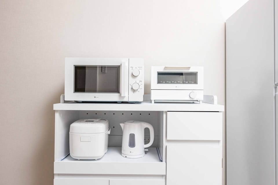Deluxe House | Private kitchen | Full-size fridge, microwave, stovetop, electric kettle