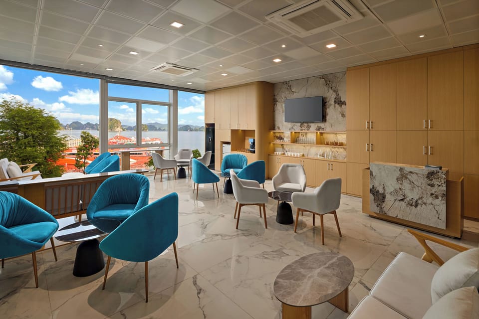 3 bars/lounges, 2 poolside bars
