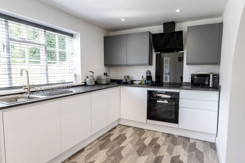 House | Private kitchen | Fridge, microwave, oven, stovetop