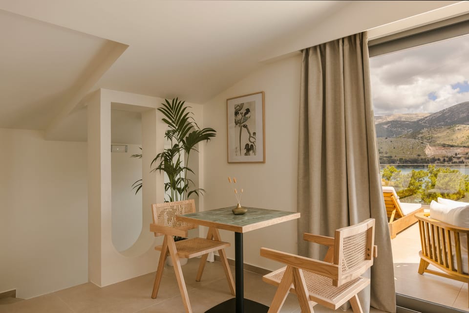 Elite Suite | Dining room
