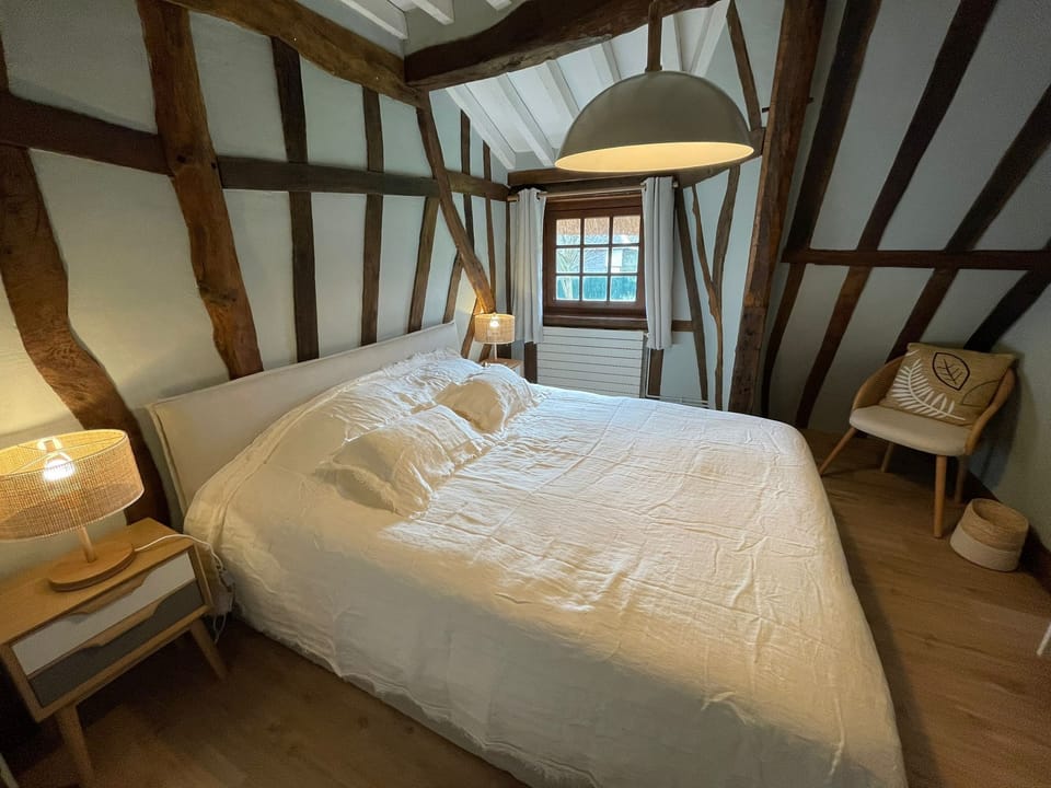 Romantic Room | Blackout drapes, free WiFi, bed sheets