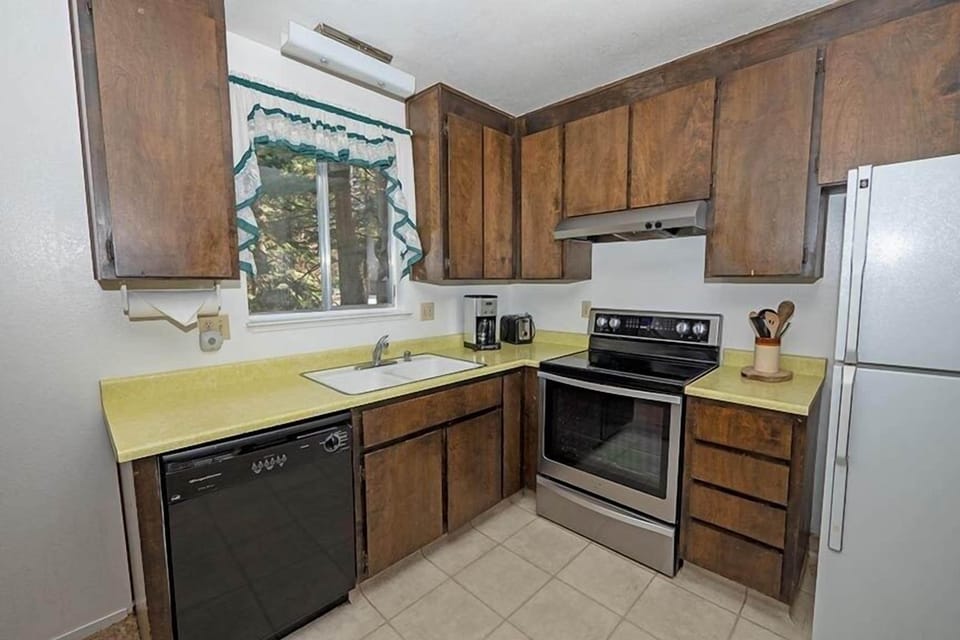 House, 4 Bedrooms | Private kitchen