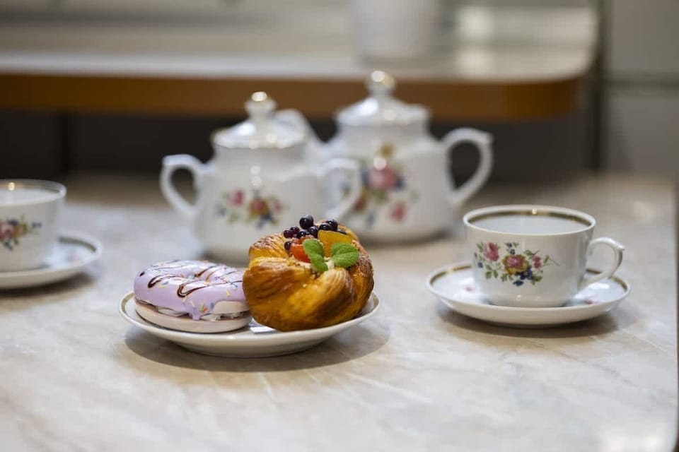 Tea/coffee serving set.