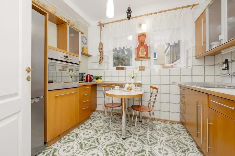 Fully equipped kitchen with dining area.