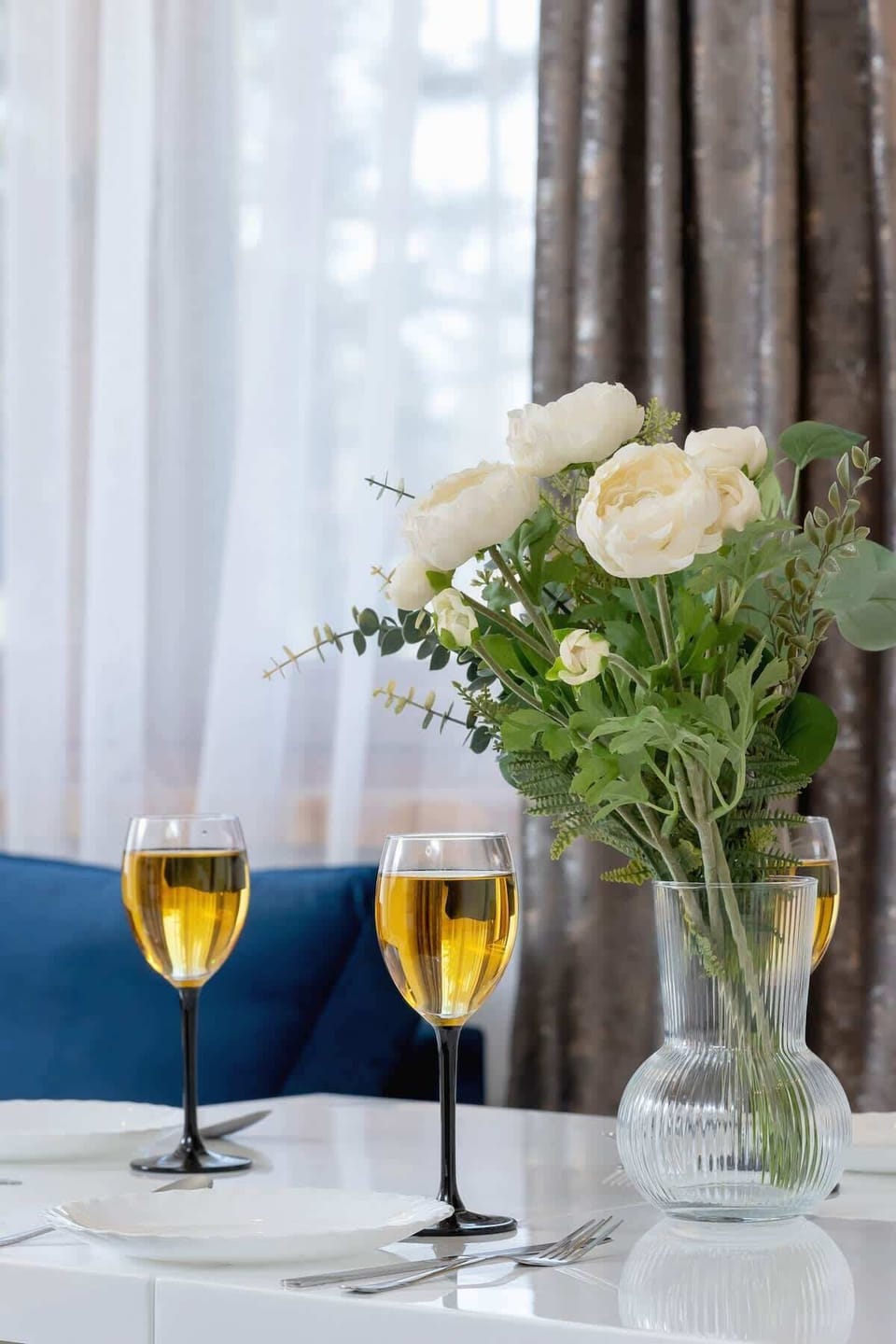 Decorative details / dining table.
