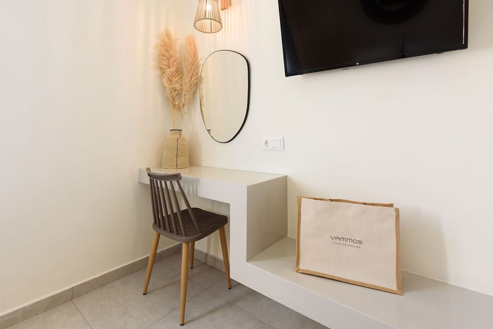 Deluxe Suite with Outdoor Hot Tub | Egyptian cotton sheets, premium bedding, pillowtop beds