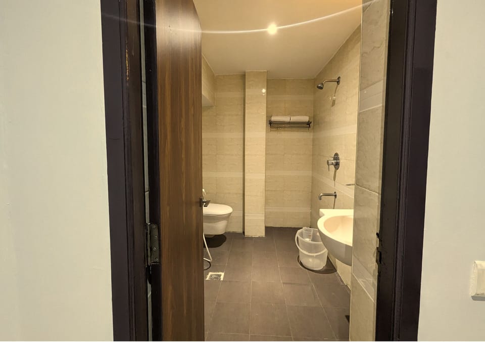 Deluxe Double Room | Bathroom | Free toiletries