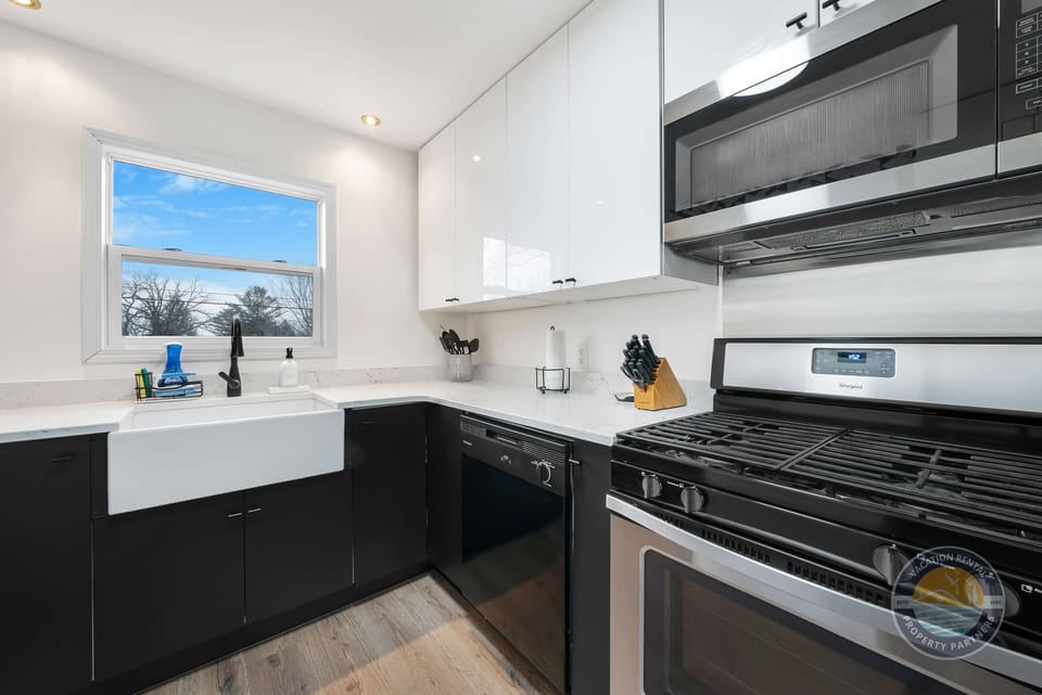 Cook up delicious meals in the fully equipped kitchen with modern appliances and plenty of counter space. Perfect for family breakfasts, quick lunches before the lake, or dinner together after a day exploring Lake Geneva.