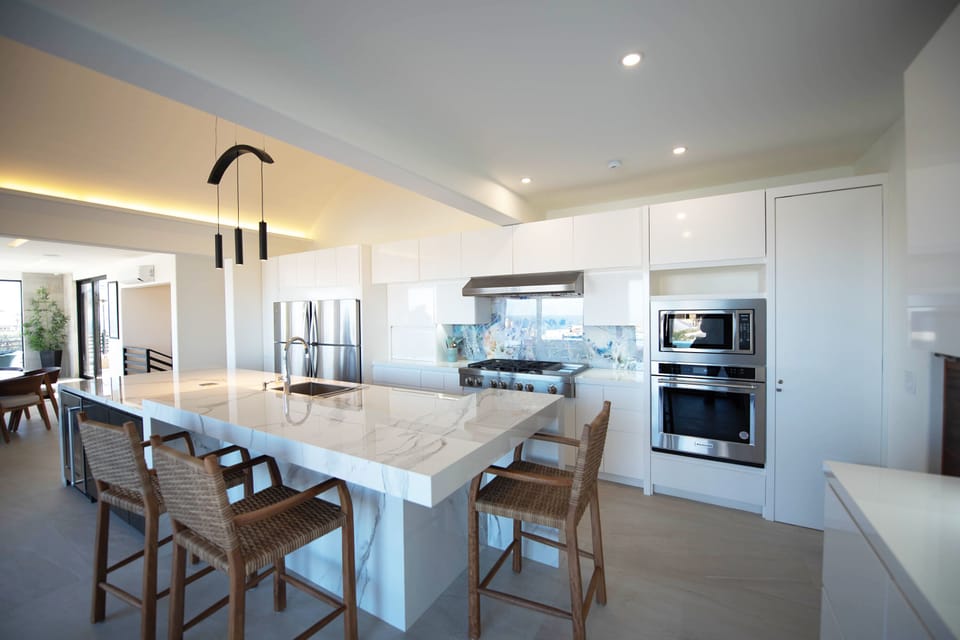 Fully equipped kitchen with bar seating