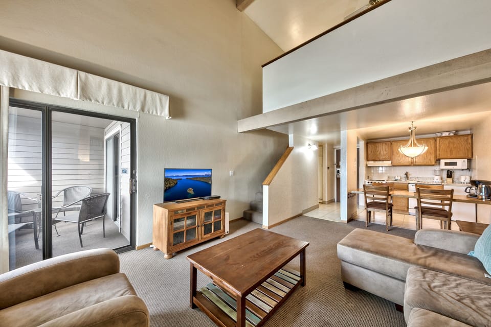 Relax in your spacious living area with vaulted ceilings, cozy seating, and a full kitchen—perfect for unwinding after mountain adventures.