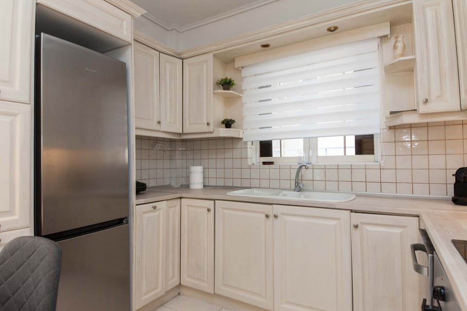 Apartment | Private kitchen | Full-size fridge, oven, toaster, cookware/dishes/utensils