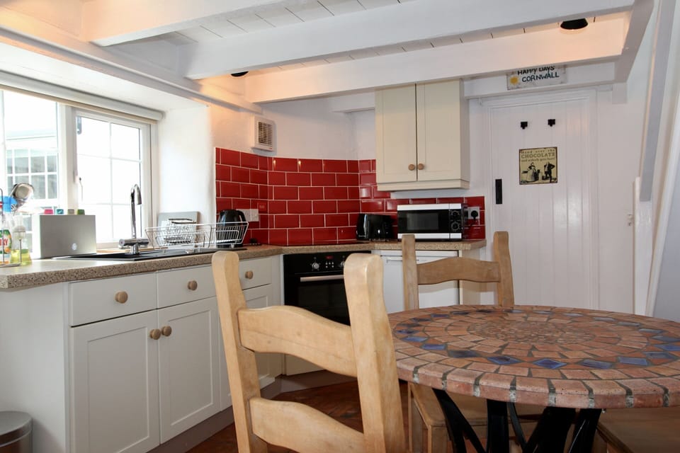 Comfort Cottage, 2 Bedrooms, Non Smoking, Courtyard Area | Shared kitchen